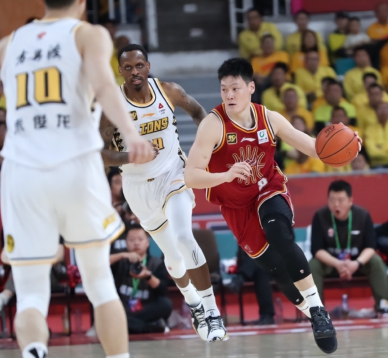 窗口期广厦男篮备战欧超杯，战术微调细节曝光，压力陡增，身体对抗强度拉满(广厦87辽宁77)