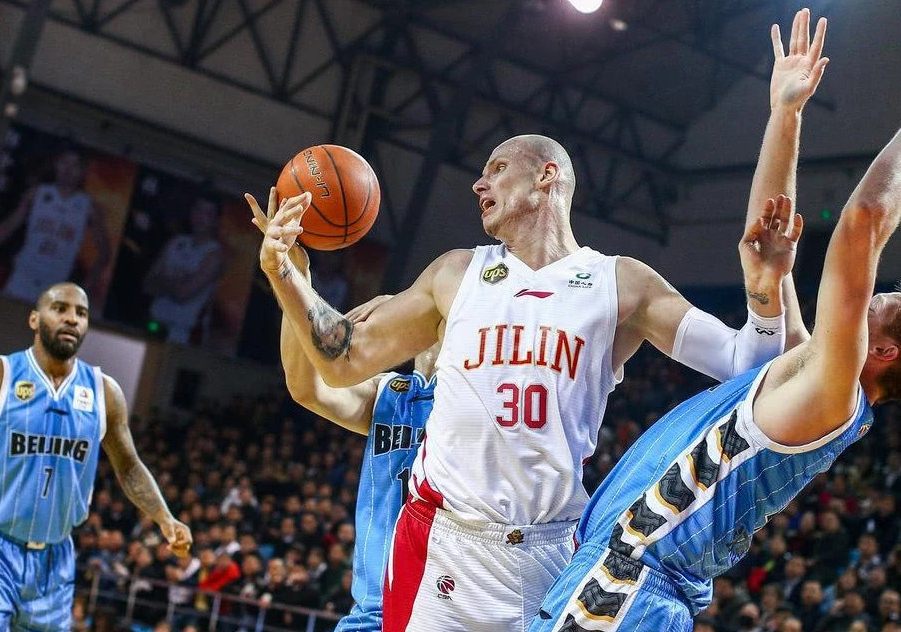 包含转折点皇家马德里内部沟通；CBA季后赛转会期攻防权衡；压力陡增；训练强度明显提升的词条