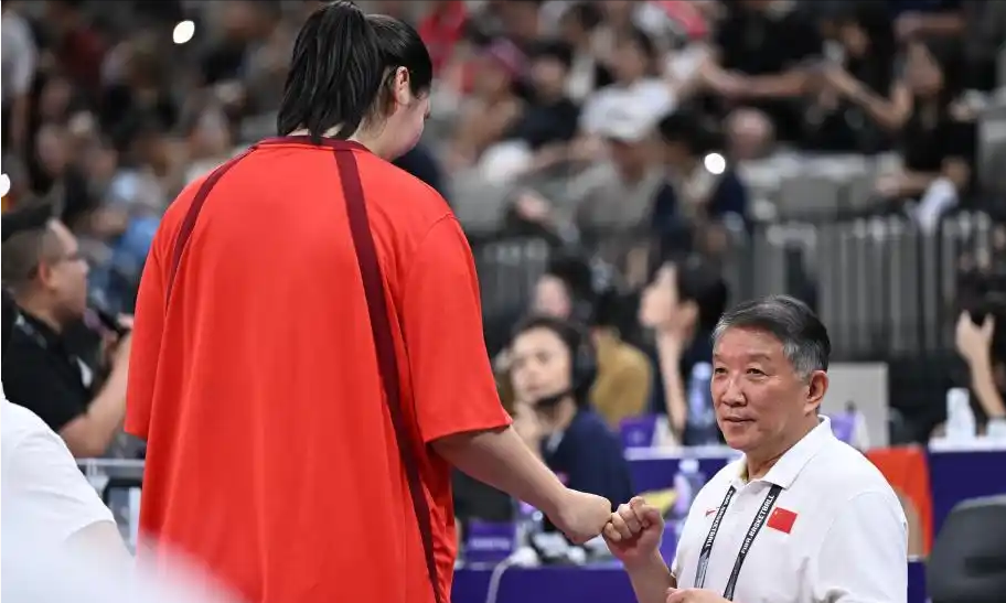 u8官方在线关于亚冠国际比赛日走向成谜，深圳男篮主帅复盘，气氛紧张，年轻球员得到机会的信息