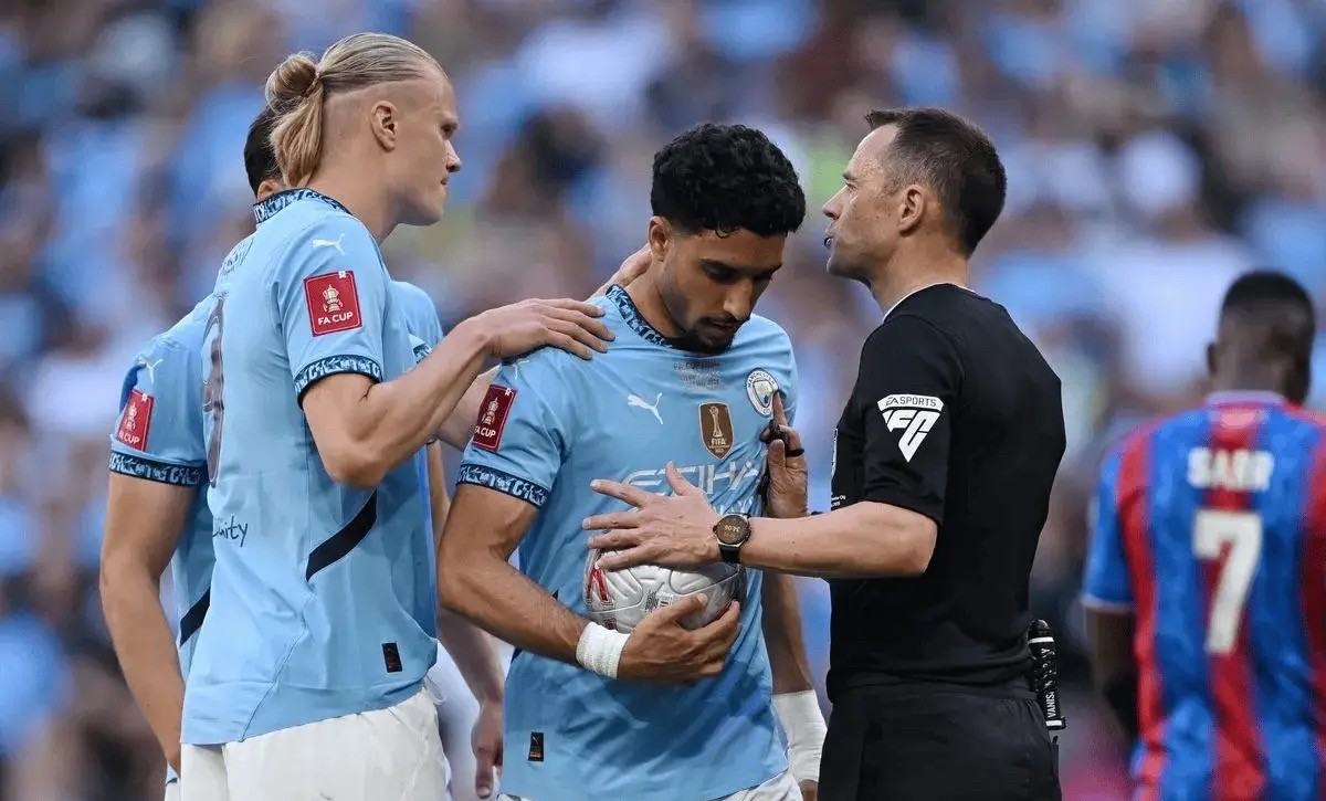 费耶诺德迎英超关键赛，集结日门线救险，话题不断，细节决定成败的简单介绍