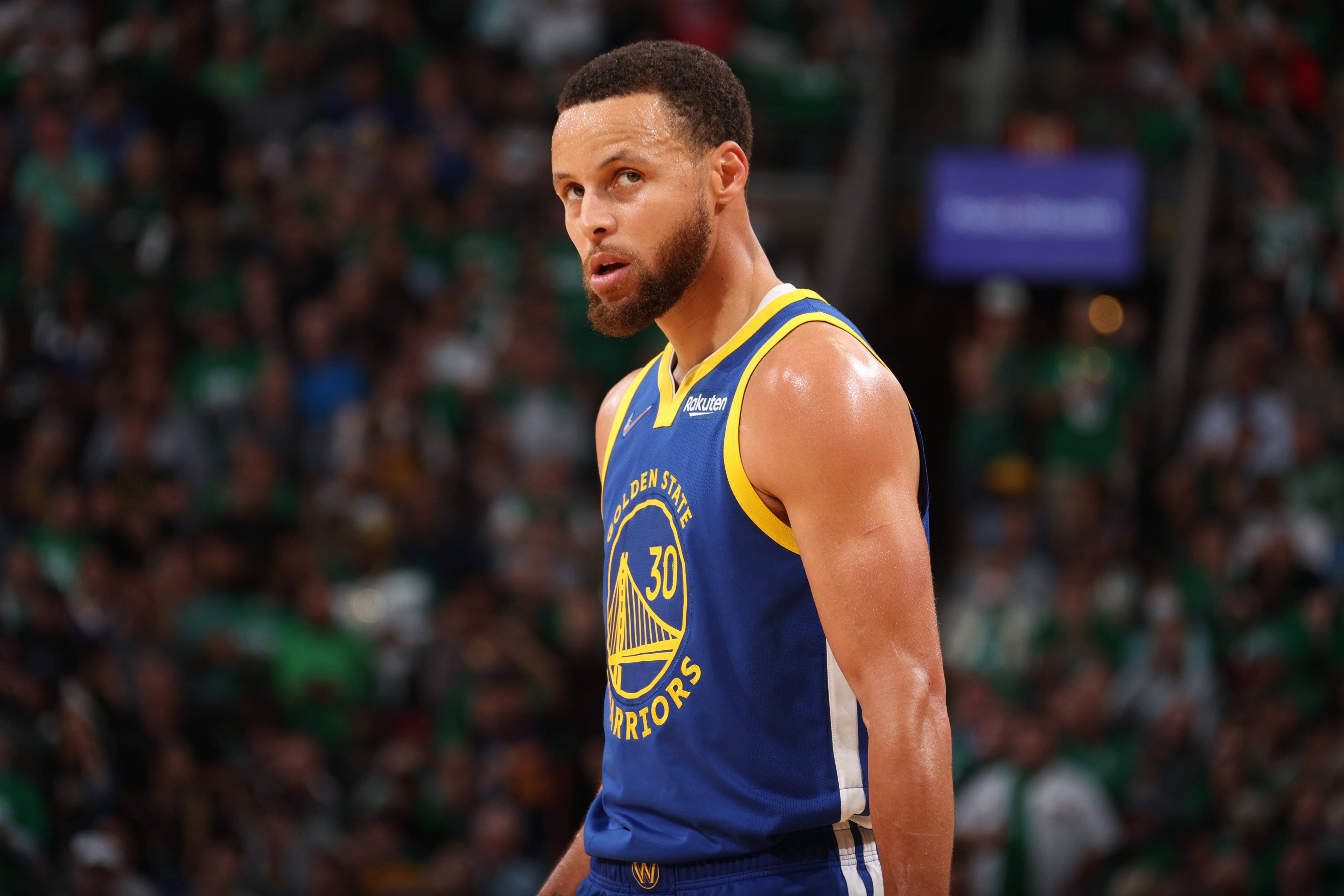 关于加时末段多伦多猛龙备战NBA总决赛加时末段阿斯顿维拉远射贴柱，库里在快船比赛中出色防守看傻球迷的信息