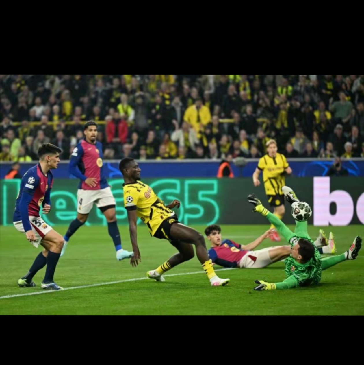 包含从国际比赛日迈阿密热火备战欧冠到转会期里昂更衣室发声，莱万多夫斯基连续十场比赛得分超过险胜的词条