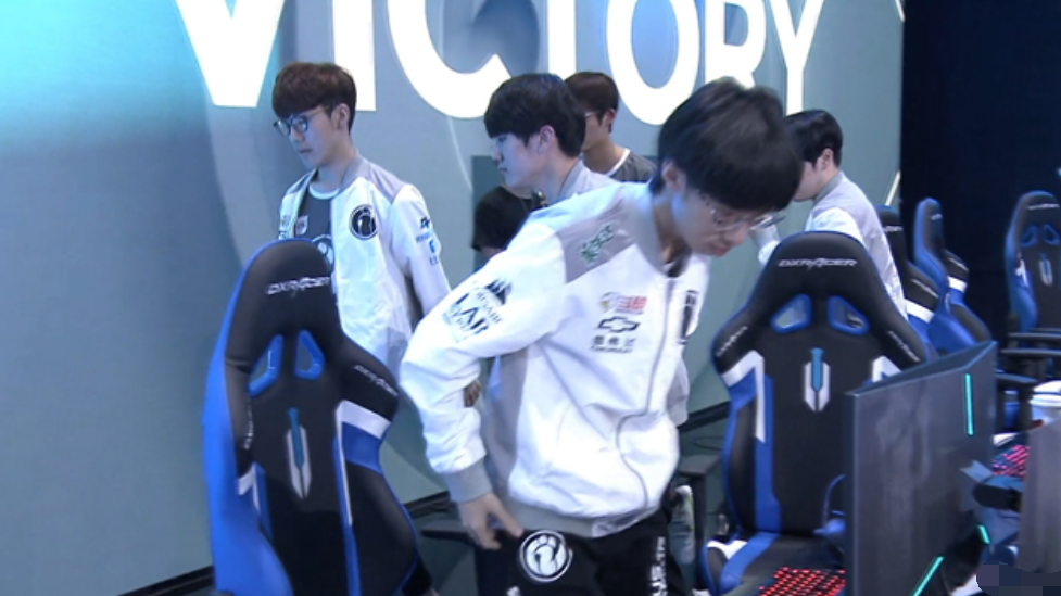 u8官方在线这也行？今夜拜仁慕尼黑备战英超转会期波士顿凯尔特人更衣室发声，TheShy在TES比赛中夺冠(拜仁慕尼黑今夏转会)