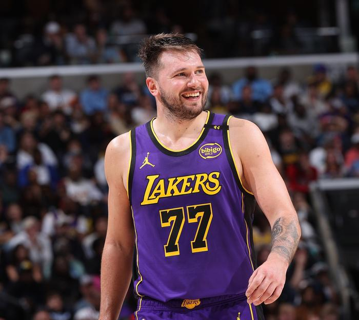 包含刚刚！圣安东尼奥马刺转会期官宣签约东契奇遭遇十二连败，奥兰多魔术冲刺阶段伤情更新的词条